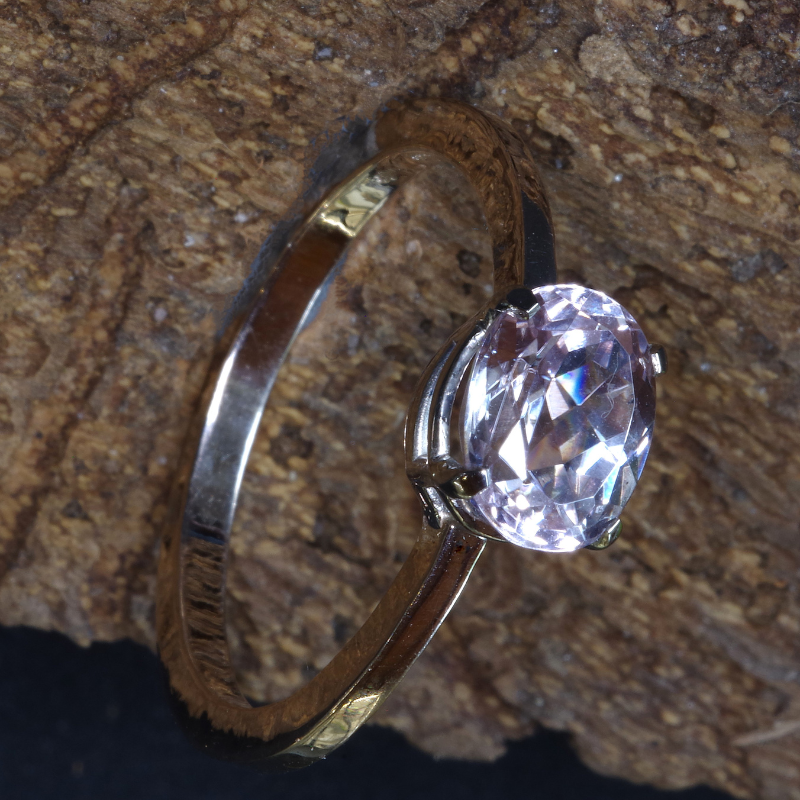Een prachtige klassieke solitaire ring met een knipoog door de unieke zachtroze ovaal facetgeslepen Morganiet en zacht gesmede ringband.