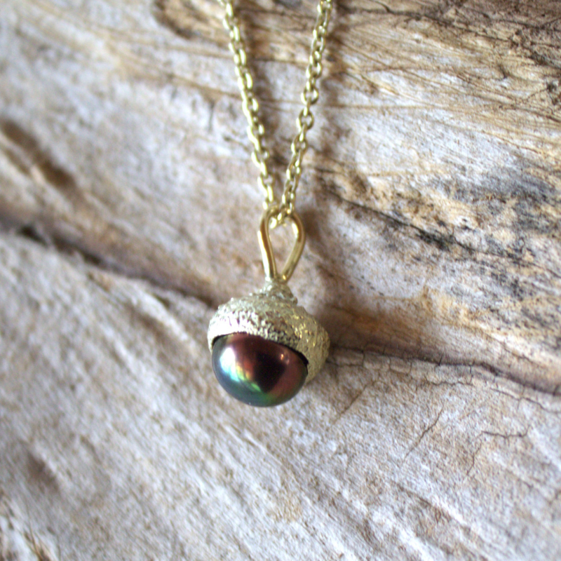 Gouden eik hanger met een prachtige zwarte parel. Organisch sieraad ontwerp is handgemaakt door Goudsmederij Goedbloed