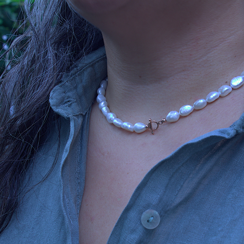 klassiek parelcollier met sierlijke gouden kapittelsluiting. keuze uit diverse parelsoorten/kleuren. handgemaakt en duurzaam door Goudsmederij Goedbloed foto op model