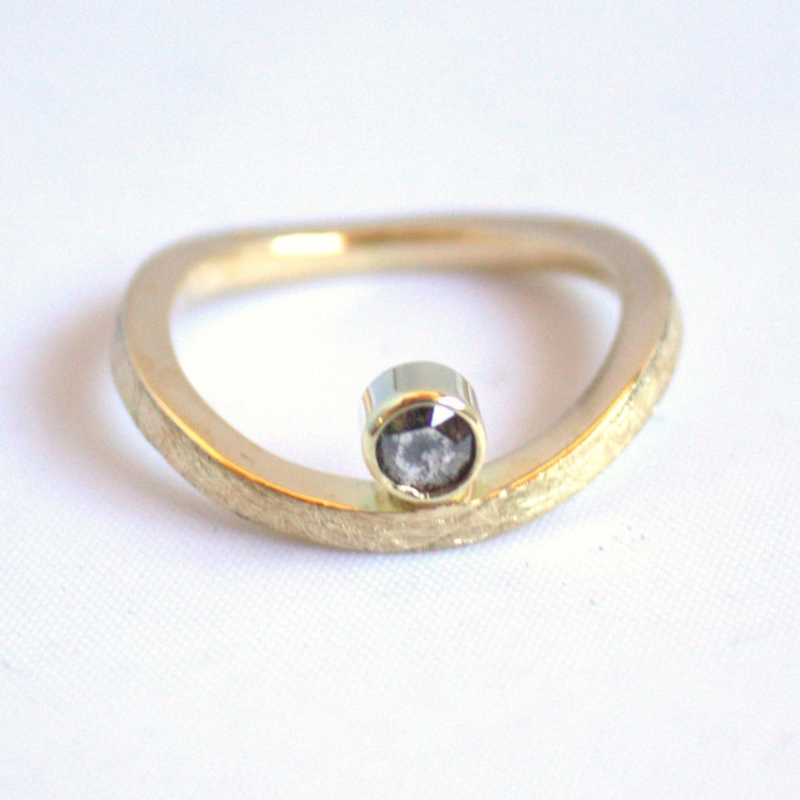Eigentijds design 14 karaat gouden ring met een golvende ijs gematteerde band en een roosgeslepen zout en peper diamant gezet in een strakke gesloten kast handgemaakt door Goudsmederij Goedbloed
