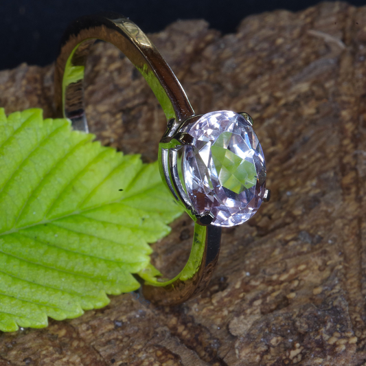 Een prachtige klassieke solitaire ring met een knipoog door de unieke zachtroze ovaal facetgeslepen Morganiet en zacht gesmede ringband.