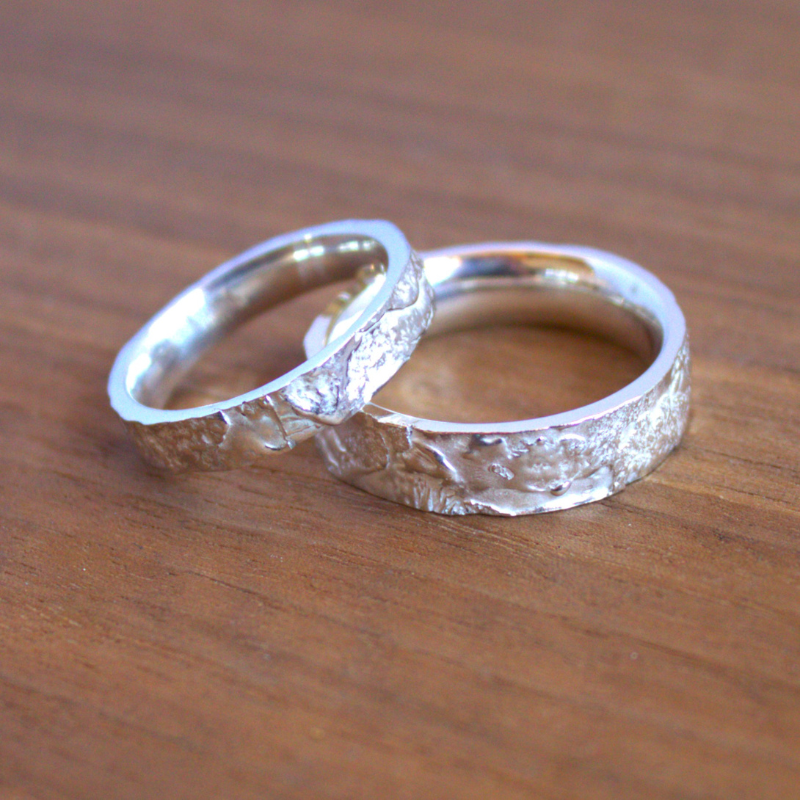 Handgemaakte relatieringen met rocky textuur uit de trouwringen collectie van Goudsmederij Goedbloed