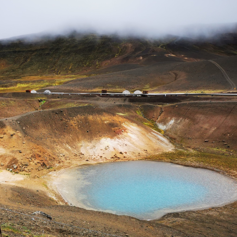 Inspiratiefoto voor handgemaakte unieke fantasiegeslepen regenboog Maansteen ring; helderblauw meer in ruig Ijsland