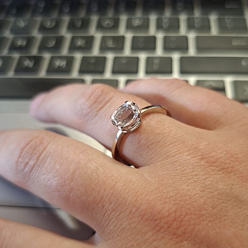 Natuurlijk witgouden solitaire ring met ovale facet geslepen roze Morganiet in een klassieke chatonzetting. Handgemaakt en duurzaam door Goudsmederij Goedbloed zijwaartse foto op model