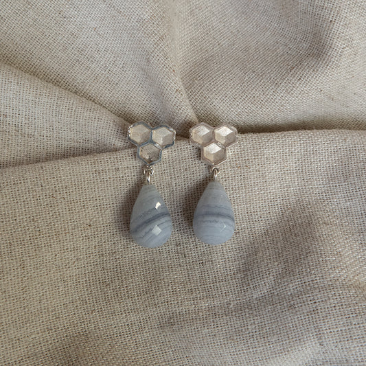 Zilveren honingraat oorsteker setje met druppelvormige facetgeslepen Chalcedoon. Handgemaakt door Goudsmederij Goedbloed