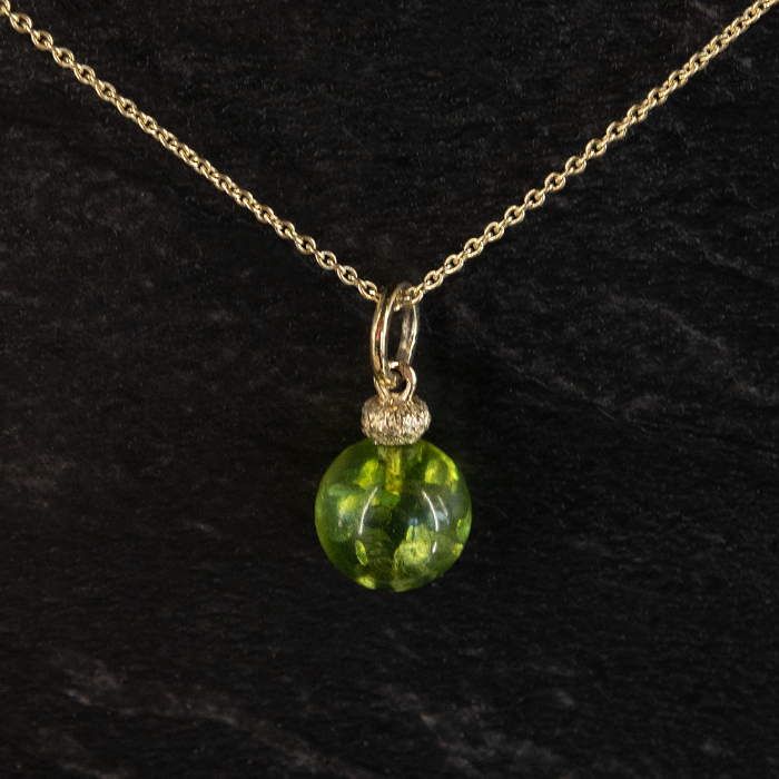 Geelgouden hanger met groene barsteen en eikelkapje. 14K Geelgouden hanger uit de Forest collectie van Goudsmederij Goedbloed.