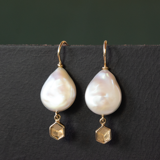 14k Geelgouden oorbellen met witte zoetwater parels en honingraat detail. Gouden oorbellen uit de Honey collectie van Goudsmederij Goedbloed.