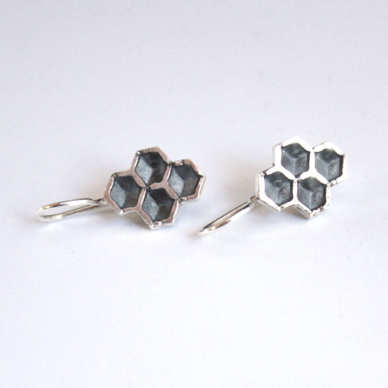 Zwart geoxideerd zilveren honingraat textuur oorhaken uit de Honey collectie handgemaakt door Goudsmederij Goedbloed