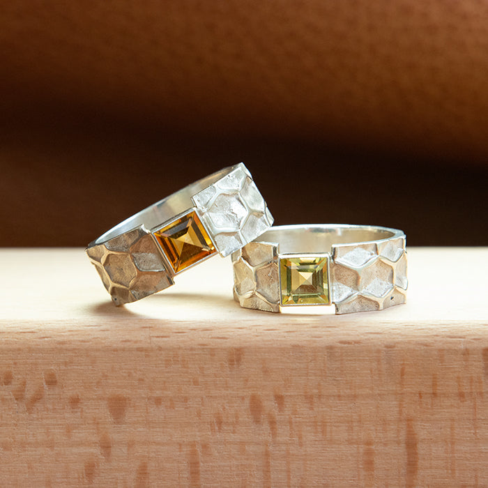 Stoere unisex Honey honingraat ringen met diverse carre facetgeslepen edelstenen in een strakke gladde zetting. Organisch en geometrisch. Handgemaakt door Goudsmederij Goedbloed