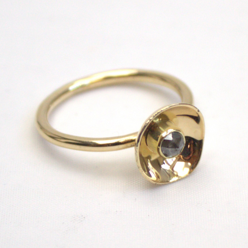 Geelgouden 14 karaat ring met roosgeslepen pepper & salt diamant handgemaakt door Goudsmederij Goedbloed