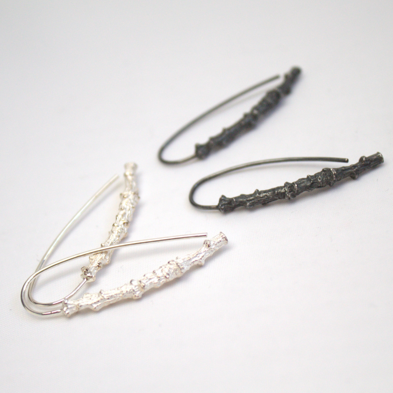 925 Zilveren Forest oorhaken. Zilveren oorbellen geïnspireerd door de takken van een Eik. Handgemaakt door Goudsmederij Goedbloed.