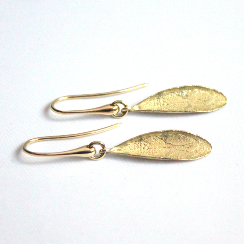 14 karaat gouden oorhaken met olijfbladeren. Handgemaakt door Goudsmederij Goedbloed