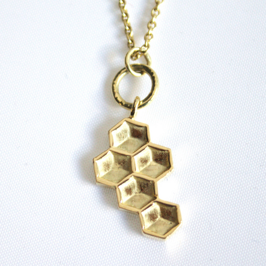 Geel gouden hanger met honingraat textuur duurzaam en handgemaakt door goudsmederij Goedbloed