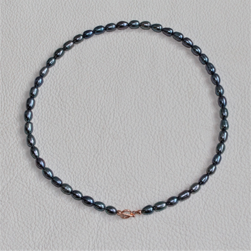 Zwarte Parel (peacock) collier met 14k gouden sluiting. Keuze uit diverse kleuren parels. Handgemaakt parel collier uit de Classic collectie van Goudsmederij Goedbloed.
