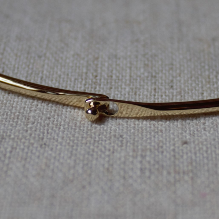 14 karaat gouden elegant en verfijnde smeedarmband met pinsluiting handgemaakt door Goudsmederij Goedbloed