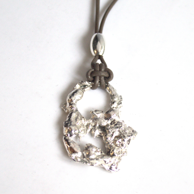 Luxe lava hanger van gestold vloeibare zilver. Organisch, duurzaam en handgemaakt door Goudsmederij Goedbloed