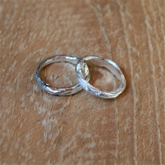 Vloeibare Lava vormen deze trouwringen handgemaakt door Goudsmederij Goedbloed