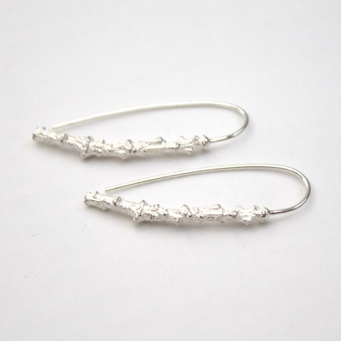 925 Zilveren Forest oorhaken. Zilveren oorbellen geïnspireerd door de takken van een Eik. Handgemaakt door Goudsmederij Goedbloed.