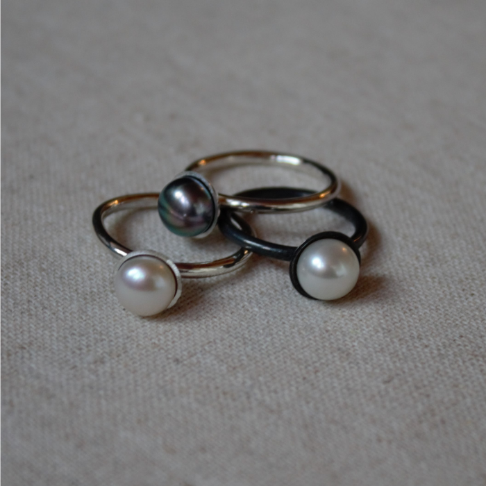 Zilver 925 aanschuifring met een parel in een kommetje als topper uit onze Classic collectie.