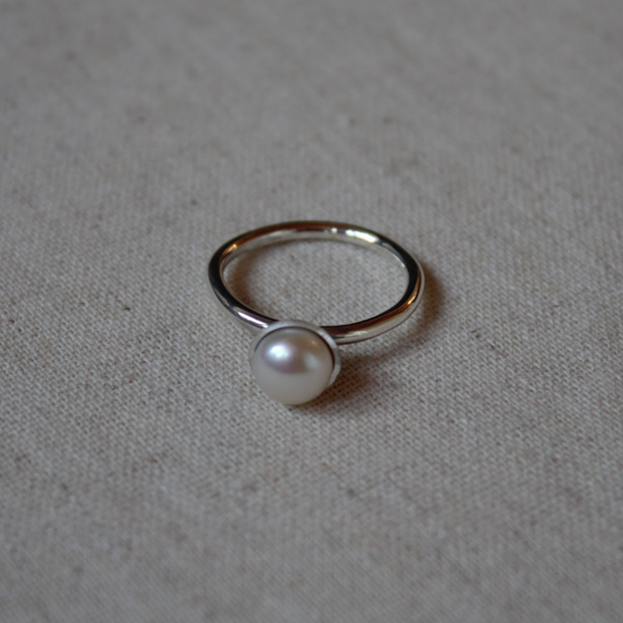 Zilver 925 aanschuifring met een witte parel in een kommetje als topper uit onze Classic collectie