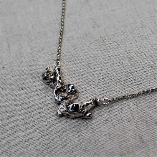 Unieke zilveren ketting van gegoten zilver. Handgemaakt collier uit de Lava collectie van Goudsmederij Goedbloed.