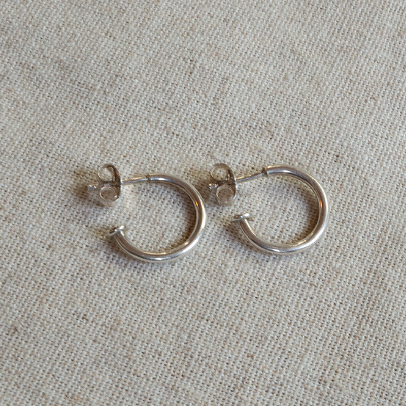 925 Zilveren creolen. Glad en bolletjes variant in wit zilver of zwart zilver. Handgemaakte oorbellen uit de classic collectie van Goudsmederij Goedbloed.