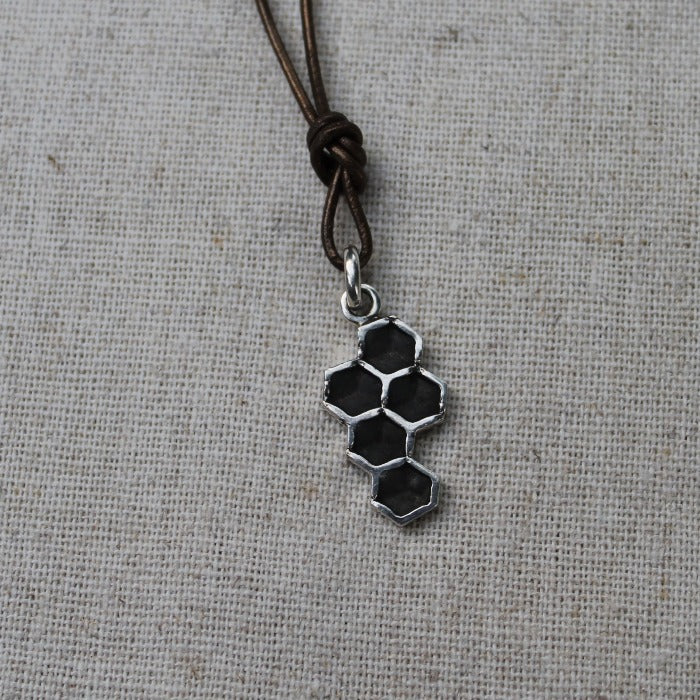 925 Zilveren Honey hanger. Een hanger met de geometrische schoonheid van honingraat. Handgemaakt door Goudsmederij Goedbloed.
