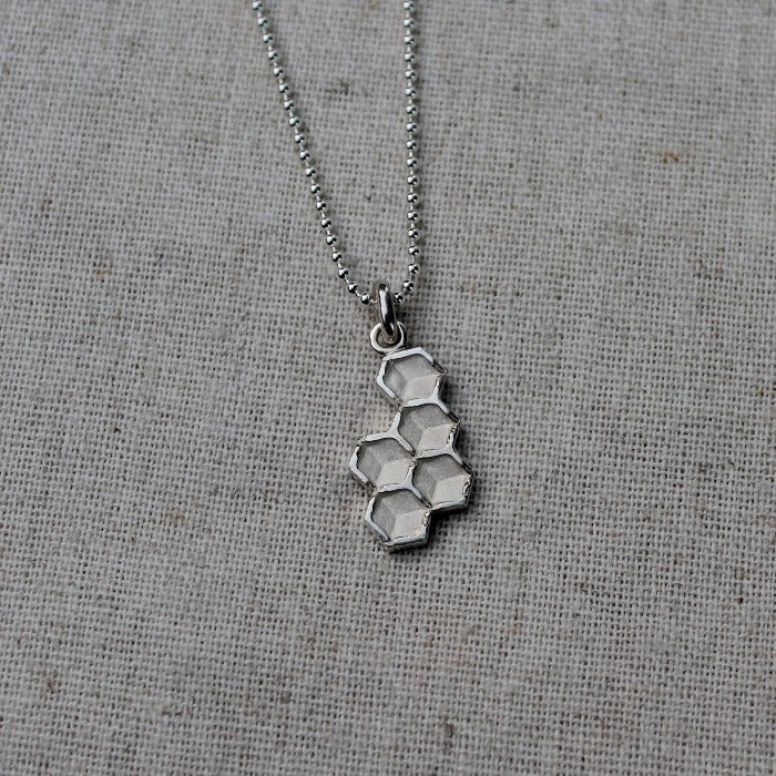 925 Zilveren Honey hanger. Een hanger met de geometrische schoonheid van honingraat. Handgemaakt door Goudsmederij Goedbloed.
