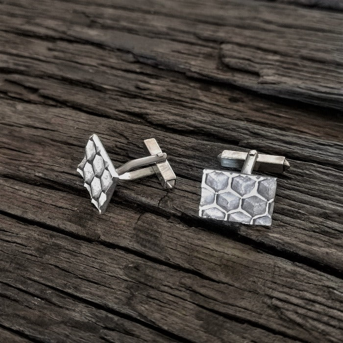 925 Zilveren Honey manchetknopen. Een paar manchetknopen met de geometrische schoonheid van honingraat. Handgemaakt door Goudsmederij Goedbloed.