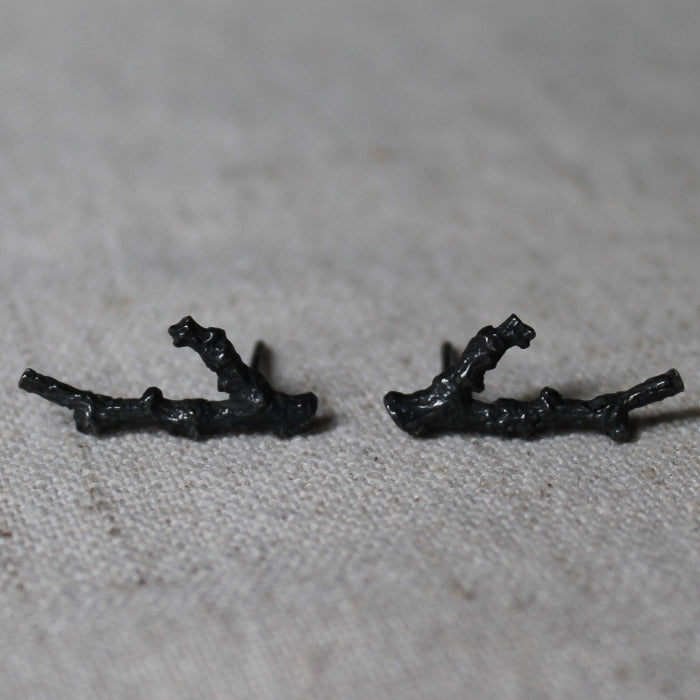 925 Zwart Zilveren Forest oorstekers. Oorbellen geïnspireerd door de takken van een boom met vertakking in de vorm van een wishbone. Handgemaakt door Goudsmederij Goedbloed.