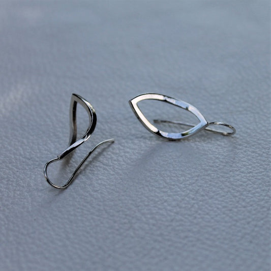 925 Zilveren oorhaken met geometrische bladeren. Zilveren oorbellen uit de Forest collectie van Goudsmederij Goedbloed.