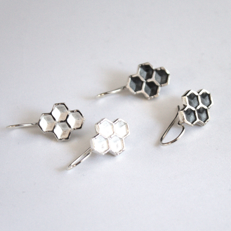 Zilveren en geoxideerd zilveren honingraat textuur oorhaken uit de Honey collectie handgemaakt door Goudsmederij Goedbloed