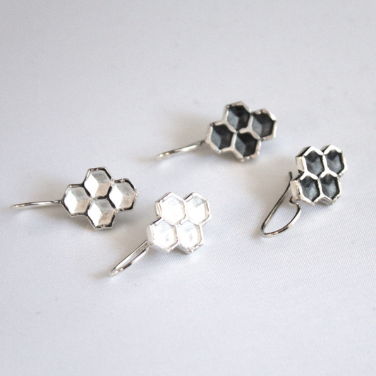 Zilveren en geoxideerd zilveren honingraat textuur oorhaken uit de Honey collectie handgemaakt door Goudsmederij Goedbloed