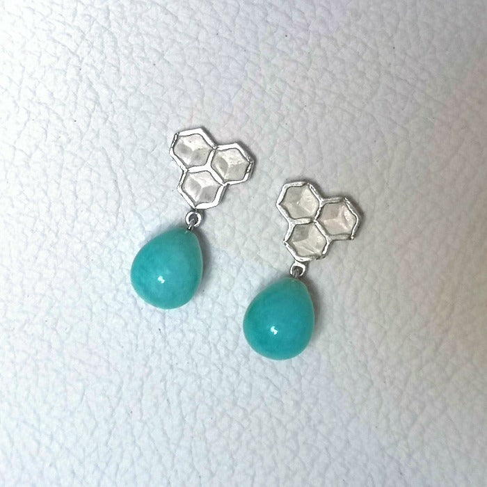 925 Zilveren Honey oorbellen met Amazoniet druppels. Oorbellen met de geometrische schoonheid van honingraat. Handgemaakt door Goudsmederij Goedbloed.