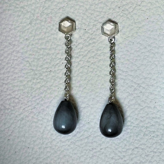 925 Zilveren Honey oorbellen met grijze Valkenoog druppels. Oorbellen met de geometrische schoonheid van honingraat. Handgemaakt door Goudsmederij Goedbloed.