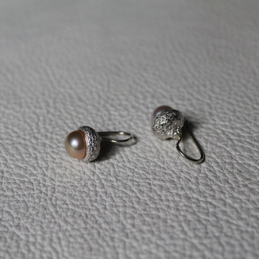 925 Zilveren Forest oorbellen met zoetwater Parel. Zilveren oorbellen geïnspireerd door een Eikeltje. Handgemaakt door Goudsmederij Goedbloed.