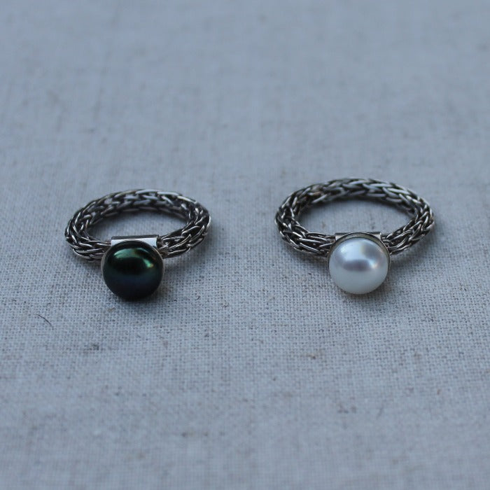 Geweven zilveren ring met parel uit de Dragonstail collectie van Goudsmederij Goedbloed
