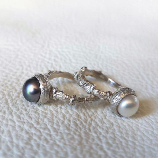 925 Zilveren Forest ring met zoetwater Parel. Een Zilveren ring geïnspireerd door de tak ven een Eikenboom met daaraan een eikelkapje en een Parel als eikeltje. Handgemaakt door Goudsmederij Goedbloed.