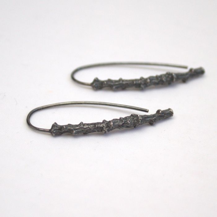 925  Zwart geoxideerde zilveren Forest oorhaken. Zilveren oorbellen geïnspireerd door de takken van een Eik. Handgemaakt door Goudsmederij Goedbloed.