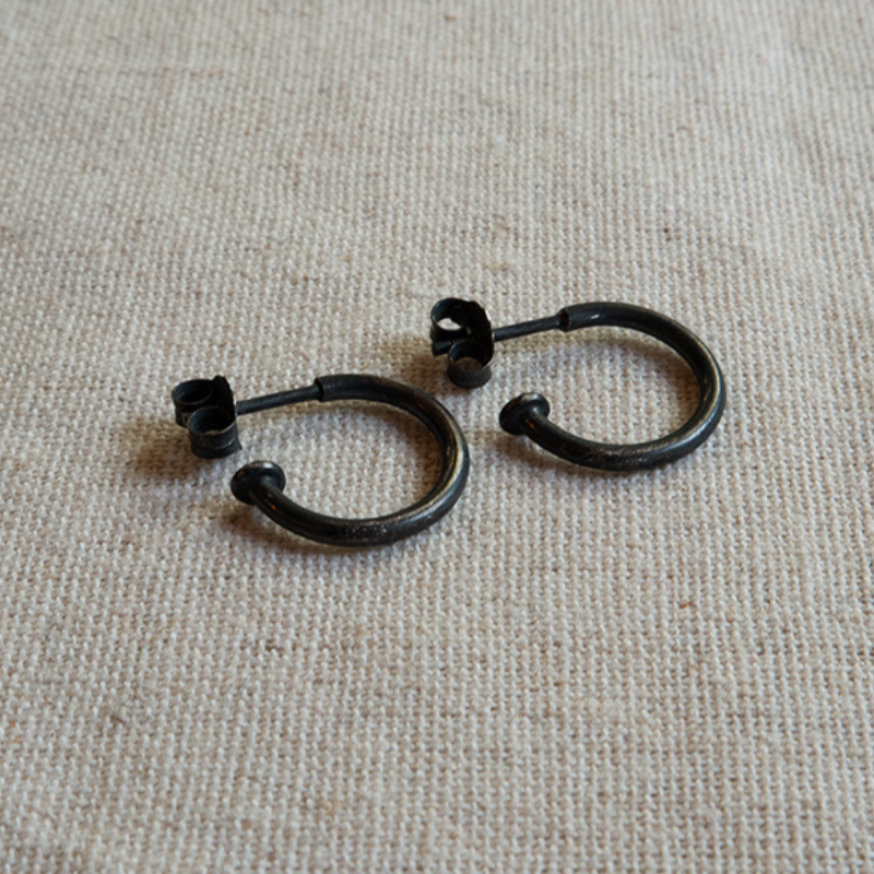 925 Zilveren creolen. Glad en bolletjes variant in wit zilver of zwart zilver. Handgemaakte oorbellen uit de classic collectie van Goudsmederij Goedbloed.