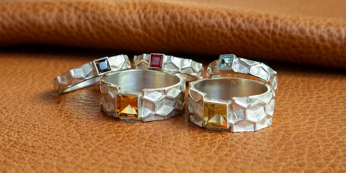 925 Zilveren Honey ringen. Breede en smalle uitvoering met diverse luxe edelstenen.