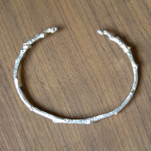 Afbeelding in Gallery-weergave laden, 925 Zilveren klemarmband. Handgemaakte armband uit de Forest collectie van Goudsmederij Goedbloed.

