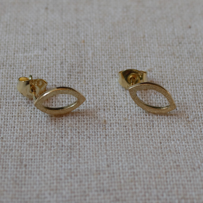 14 karaat gouden geometische blad oorstekers. Handgemaakt door Goudsmederij Goedbloed