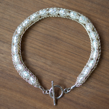 Afbeelding in Gallery-weergave laden, 925 Zilveren Dragonstail armband met Witte zoetwater Parels. Een armband gemaakt met een oude sieraden techniek. Handgemaakt door Goudsmederij Goedbloed.
