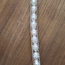 Afbeelding in Gallery-weergave laden, Van zilverdraad handgeweven armband gevuld met witte zoetwaterparels. Design door Goudsmederij Goedbloed
