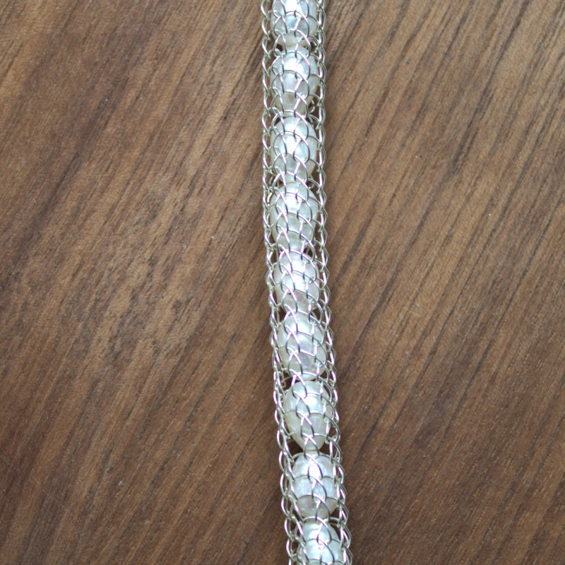 Zilveren geweven collier met witte zoetwaterparels met kapittelsluiting handgemaakte door Goudsmederij Goedbloed