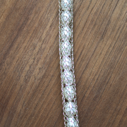 Zilveren geweven collier met witte zoetwaterparels met kapittelsluiting handgemaakte door Goudsmederij Goedbloed