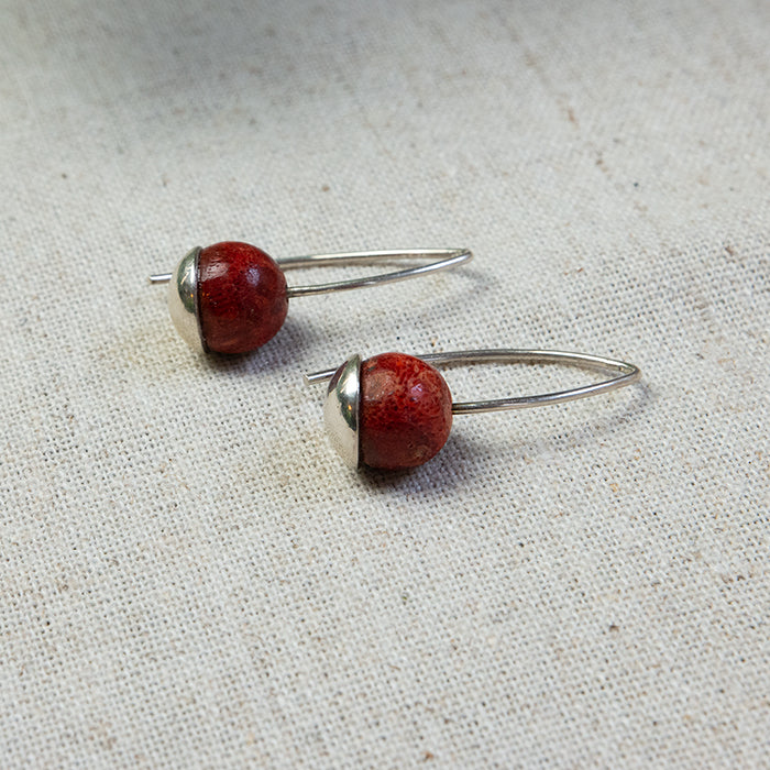 Zilveren cherry oorbellen uit de Forest collectie. Handgemaakte oorbellen van Goudsmederij Goedbloed.
