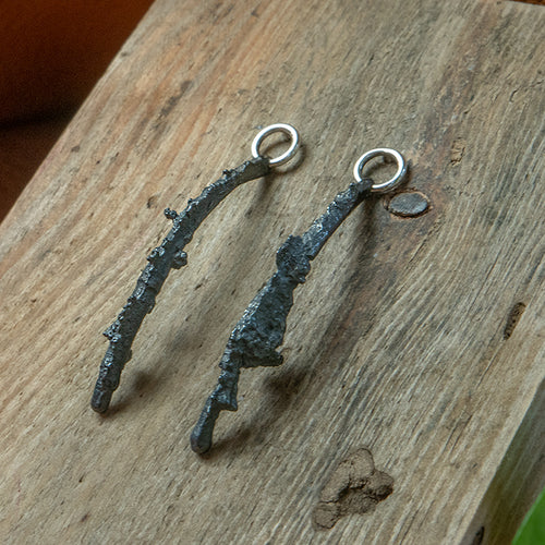 Unieke zilveren oorbellen van gegoten zilver. Handgemaakte oorbellen uit de Lava collectie van Goudsmederij Goedbloed.