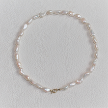 Afbeelding in Gallery-weergave laden, Witte Barokparel collier met 14k gouden sluiting. Keuze uit diverse kleuren parels. Handgemaakt parel collier uit de Classic collectie van Goudsmederij Goedbloed.
